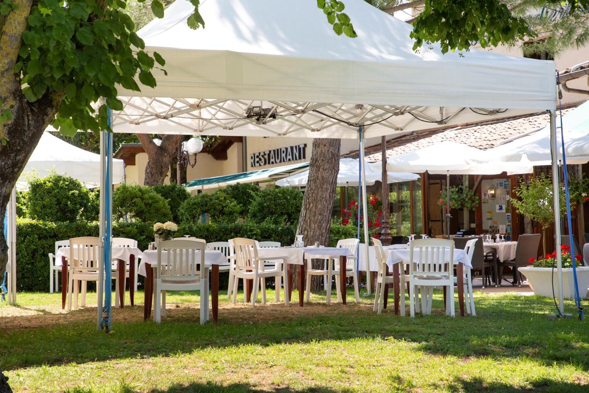 Logis Hotel Et Restaurant La Bombardiere Cuq-Toulza Exterior photo